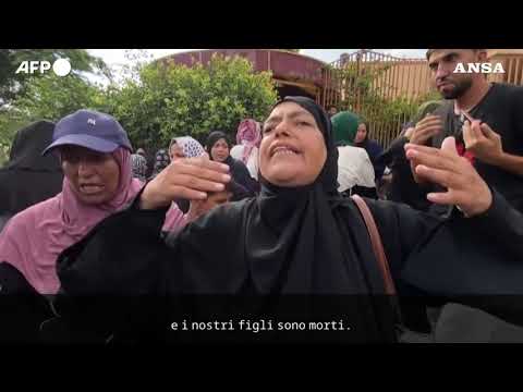 Rafah, “La fame ci ha uccisi”: i palestinesi piangono i parenti morti in attesa degli aiuti