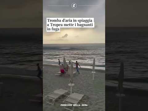 Tromba d’aria in spiaggia a Tropea mette i bagnanti in fuga #shorts #news