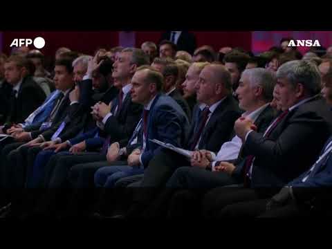 Putin lascia in anticipo il forum annunciando la telefonata con Trump