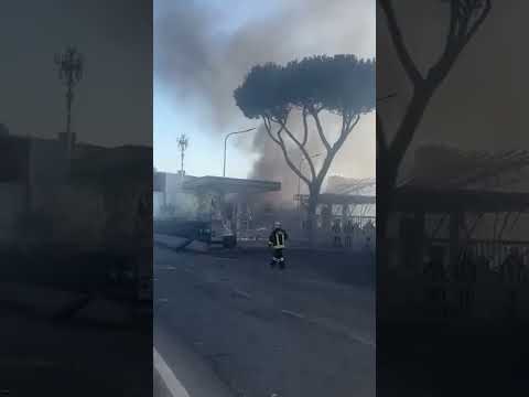 Forte esplosione a Roma in un distributore di benzina:feriti vigile del fuoco e soccorritori del 118