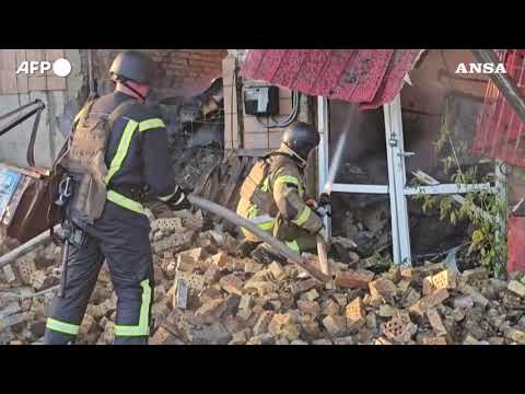 Missili e droni sull’Ucraina, soccorritori al lavoro a Kiev