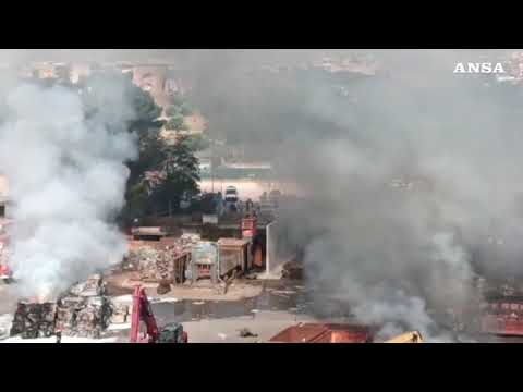 Roma, fumo e fiamme dopo l’esplosione in un distributore
