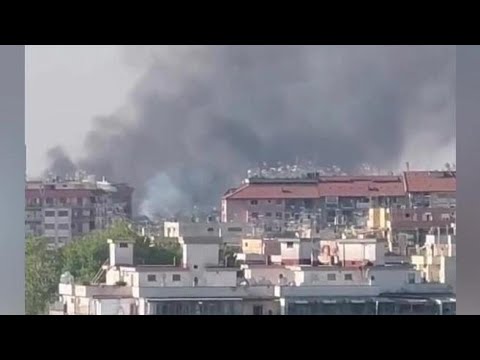 Esplosione in un distributore di benzina a Roma, la colonna di fumo sopra la città