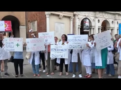 Farmacisti scendono in piazza con un flash mob a Vicenza: «Stipendi bassi e contratto bloccato»