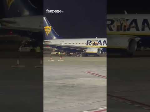 Allarme incendio sul volo Ryanair, passeggeri in fuga sulle ali dell’aereo: 18 feriti