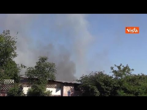 Esplode un distributore a Roma in Via dei Gordiani, fumo, fiamme e finestre rotte