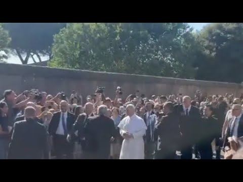 L’arrivo (a piedi) di Papa Leone XIV a Castel Gandolfo: il video