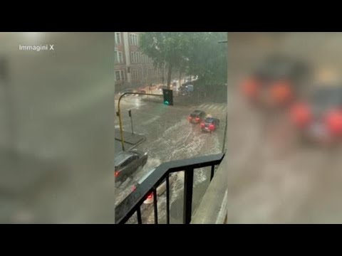 Violento temporale a Milano, strade allagate e raffiche di vento: le immagini