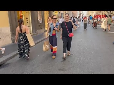 Roma, primo giorno di saldi: shopping con l’ombrello per ripararsi dal sole