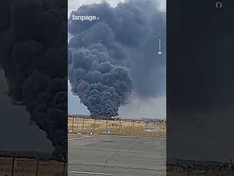Vasto incendio a Fiumicino vicino al Parco Da Vinci: colonna du fumo nera alta sopra la città