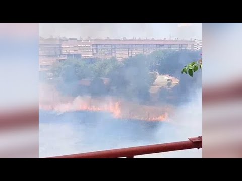Roma, incendio a Serpentara: il video delle fiamme vicine ai balconi delle case