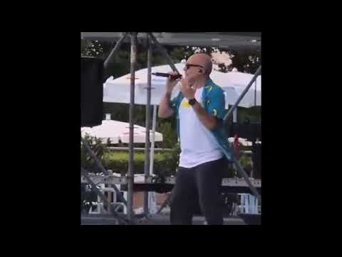 Max Pezzali a sorpresa all’Aquafan di Riccione, il cantante improvvisa un mini live