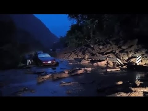Frana in Val Senales, fango e detriti travolgono due auto nella notte