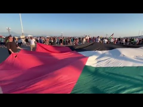Napoli, per Gaza «tutti giù per terra» sul lungomare