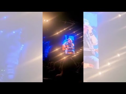 Zucchero live a Padova, il video dell’invettiva contro Bezos: «Cosa viene a rompere?»