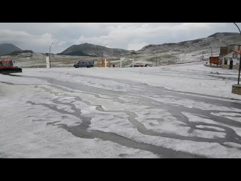Grandine e strade imbiancate a Campocatino in provincia di Frosinone
