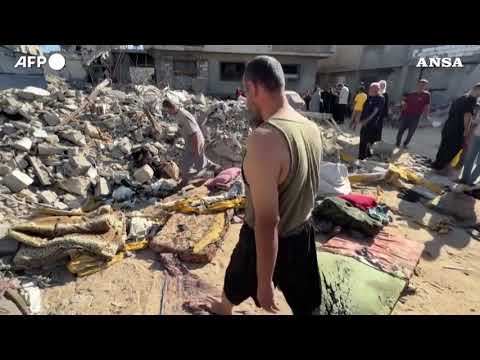 Gaza, il recupero di una vittima dopo un attacco israeliano
