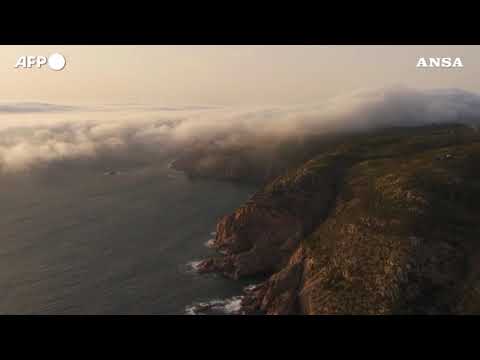 Portogallo, il raro fenomeno del “roll cloud” su Cabo da Roca