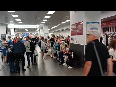Aeroporto di Bergamo, la lunga coda di passeggeri in attesa dopo l’incidente sulla pista
