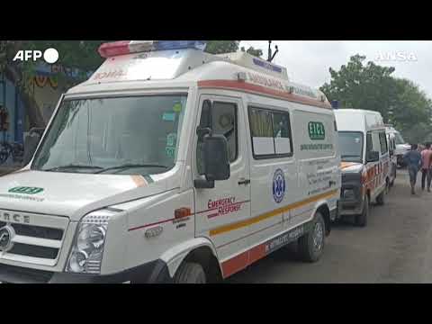 India, crolla un ponte nel Gujarat: almeno 9 i morti