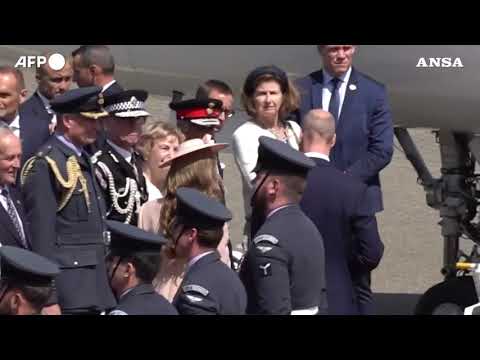 Macron offre la mano a Brigitte per scendere dall’aereo, lei fa da se’