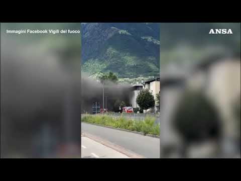 Maxi-incendio in un deposito di gomme a Merano