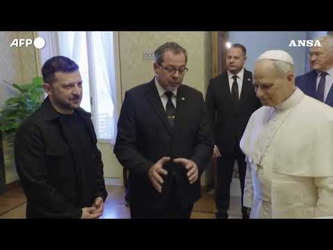 Papa e Zelensky si affacciano dal balcone di Villa Barberini a Castel Gandolfo