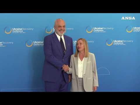 Ucraina, Edi Rama si inginocchia prima di salutare Giorgia Meloni