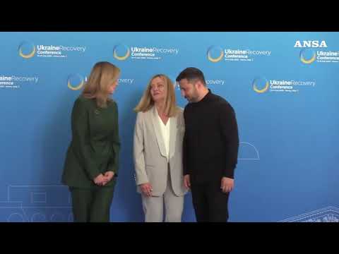 Meloni accoglie Zelensky a Roma, l’abbraccio con il leader ucraino
