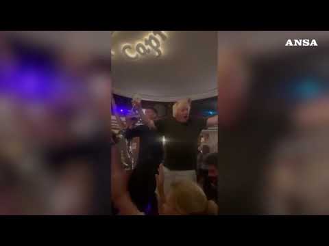 Capri, Boris Johnson canta in un locale insieme agli altri avventori