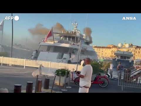 Francia, yacht in fiamme per ore nel porto di Saint-Tropez