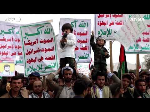Yemen, sostenitori degli Houthi festeggiano per le azioni nel mar Rosso