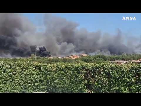 Fiamme alle porte di Carbonia, evacuati case e un campo rom