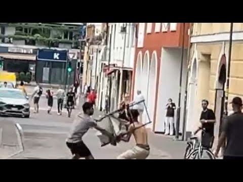Bolzano, il video della rissa a colpi di sdraio: «Violenza in pieno centro»