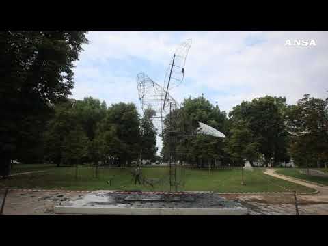 Incendiata ‘La Balena’ di Allegrucci alla Triennale di Milano