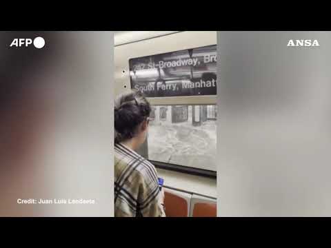 New York colpita da piogge torrenziali, la metro finisce sott’acqua
