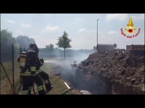 Vicenza, in un giardino emergono bombe della Grande Guerra e iniziano a fumare: il video
