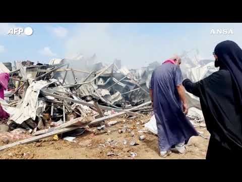 Gaza, palestinesi fra le macerie del campo di Deir el-Balah