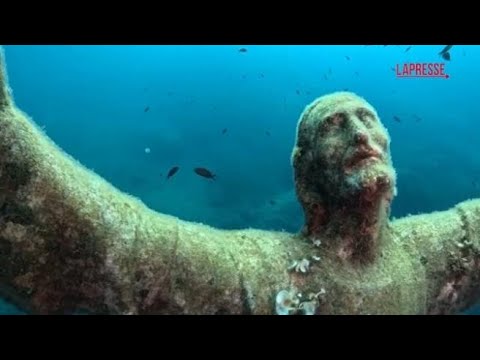 Liguria, i sub ripuliscono la statua sommersa del Cristo degli Abissi