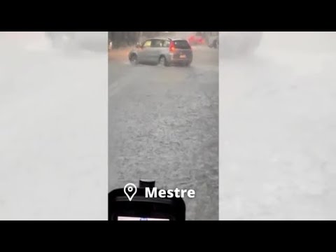 Maltempo Venezia e Padova, i video di strade e garage allagati