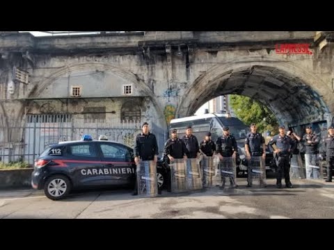 Polizia e carabinieri sgomberano il Leoncavallo: i fabbri al lavoro all’ingresso del centro sociale