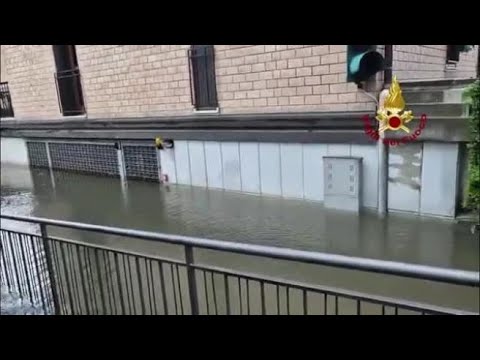 Allagamenti maltempo, i vigili del fuoco in azione a Spinea: il video degli interventi