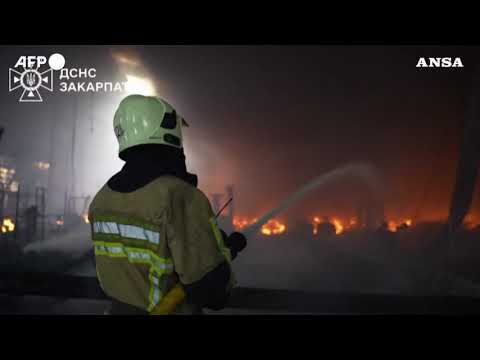 Ucraina, l’intervento dei Vigili del fuoco dopo un attacco russo