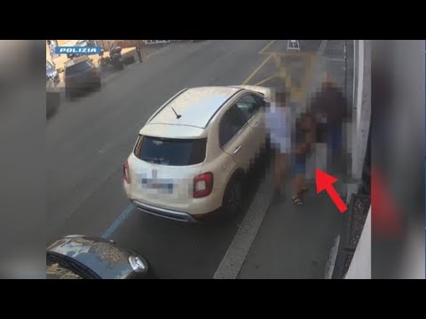 Il video del borseggio: anziano seguito e derubato da due donne