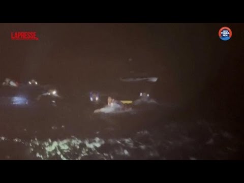 Migranti gettati in mare di notte, il salvataggio di 10 naufraghi al largo della Libia