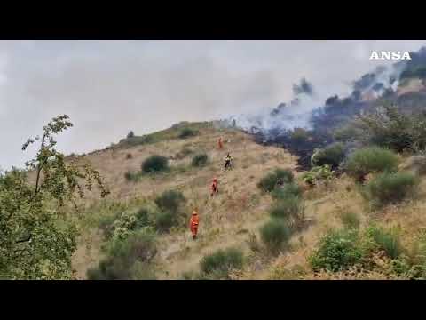 Incendio in provincia di Chieti, realizzata una linea tagliafuoco idraulica