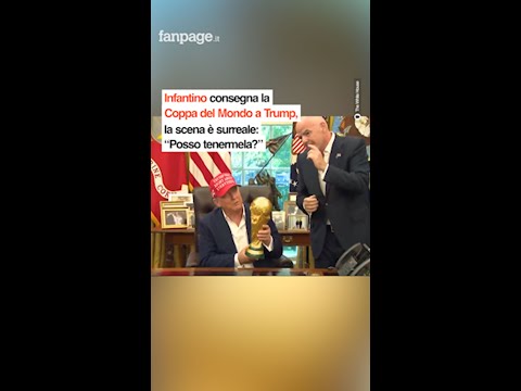 Infantino consegna la Coppa del Mondo a Trump, la scena è surreale: “Posso tenermela?”