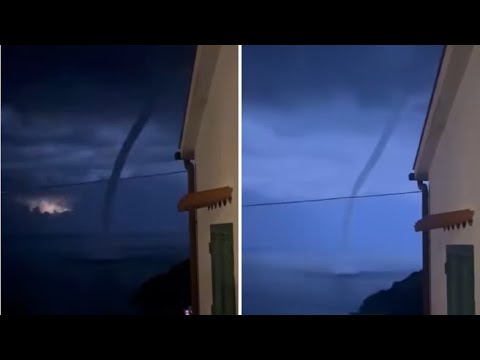 La tromba d’aria al largo dell’isola d’Elba: il lampo illumina il cielo a giorno e mostra il tornado