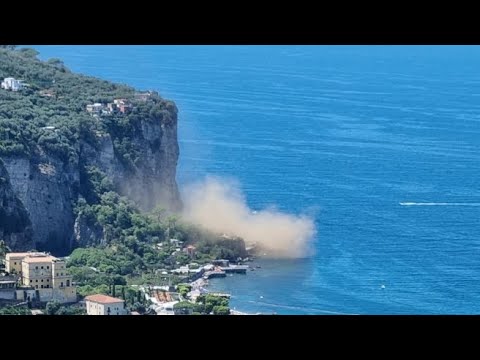Paura a Vico Equense, crolla il costone di roccia all’altezza di Punta Scutolo