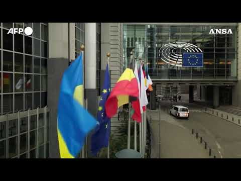 Bruxelles, la bandiera ucraina viene issata davanti al Parlamento europeo